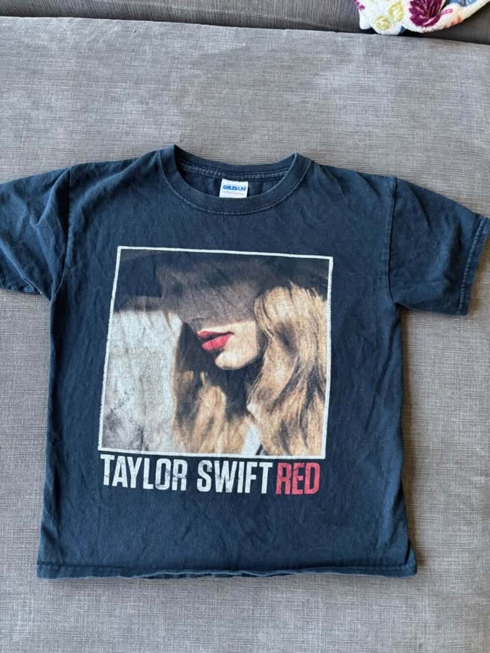 Official Taylor Swift RED Tour 2013 Concert T-Shirt - Black Gildan Size Youth Sm